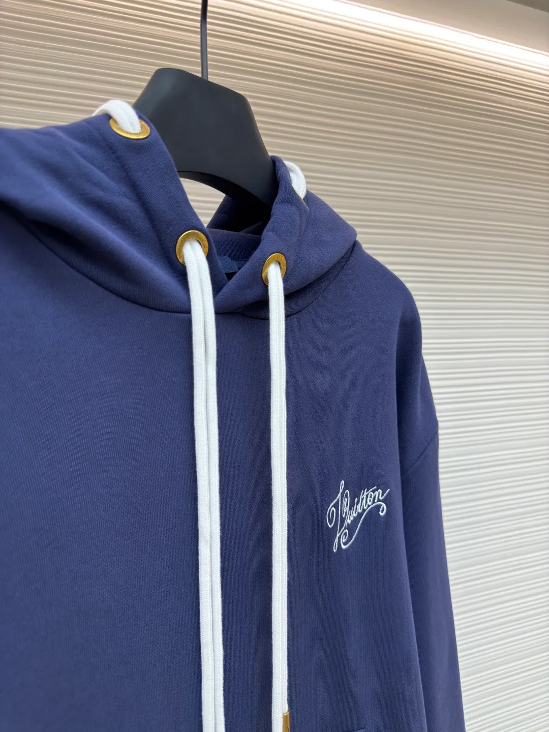 LOUIS VUITTON Rope embroidery contrast color hooded rope sweatshirt ●Authentic product: purchased and developed by 14100 ●Item number: 1680235-B50 ●Fabric: polyester mercerized fabric ●Technology: embroidery production ●Version: fitted version ●Weight: about 885 grams ●Size: XS-S-M-L ●Description: Made of 32s double-ply cotton David's cloth, matched with 26s double-kill horizontal machine to weave threads, the front panel is embroidered with Tajima embroidery machine imported from Japan, polyester silk light short stitch flat embroidery, the back panel is embroidered with a special rope 0.6cm The thickness of the double-strand core-spun cotton rope is encrypted, and it is bundled with fish silk thread for embroidery. The ends and ends of the rope are all hidden under the pattern by hand. Large-size round eyelets are molded and punched by hand. The eyelet pendant clock is all made of bronze and barrel-plated with antique gold. The overall wiring is straight and delicate, the fabric is comfortable and soft, and the color is consistent without color difference. It can be matched with the same style to create a fashionable look and control various occasions. Customized accessories, complete with three standards, same style for men and women!